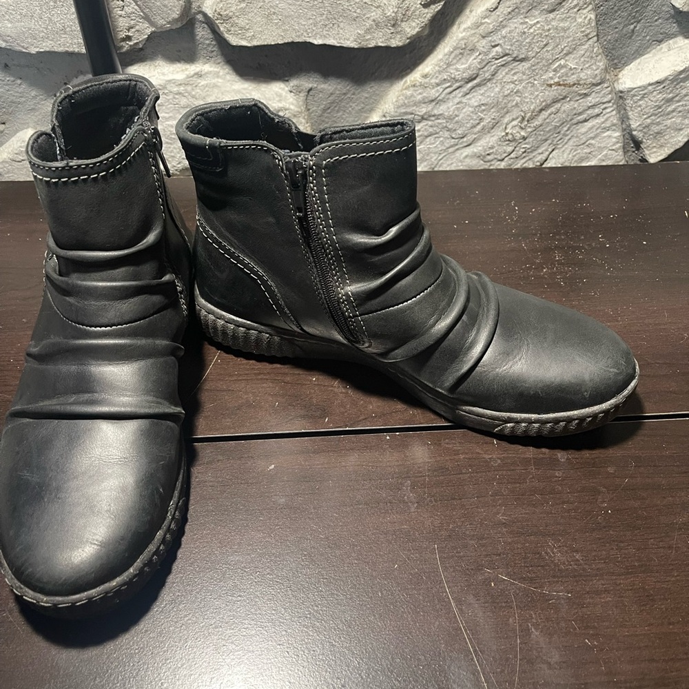 Clark’s women’s Black Ankle Boots with zipper